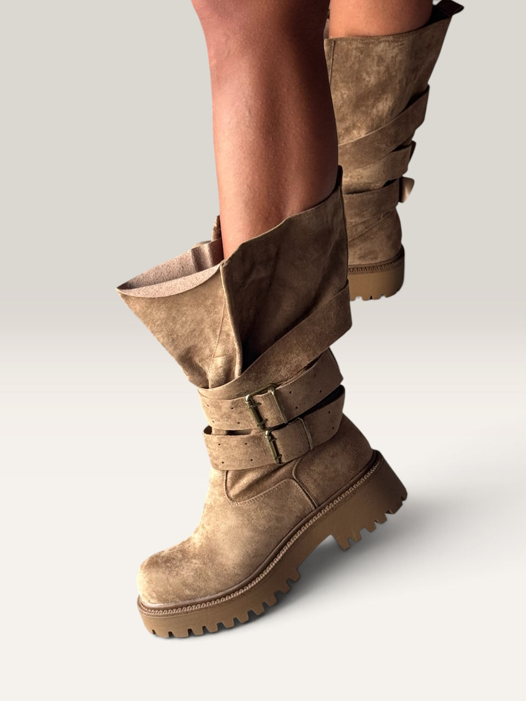 Stivale Urban in suede con fibbie