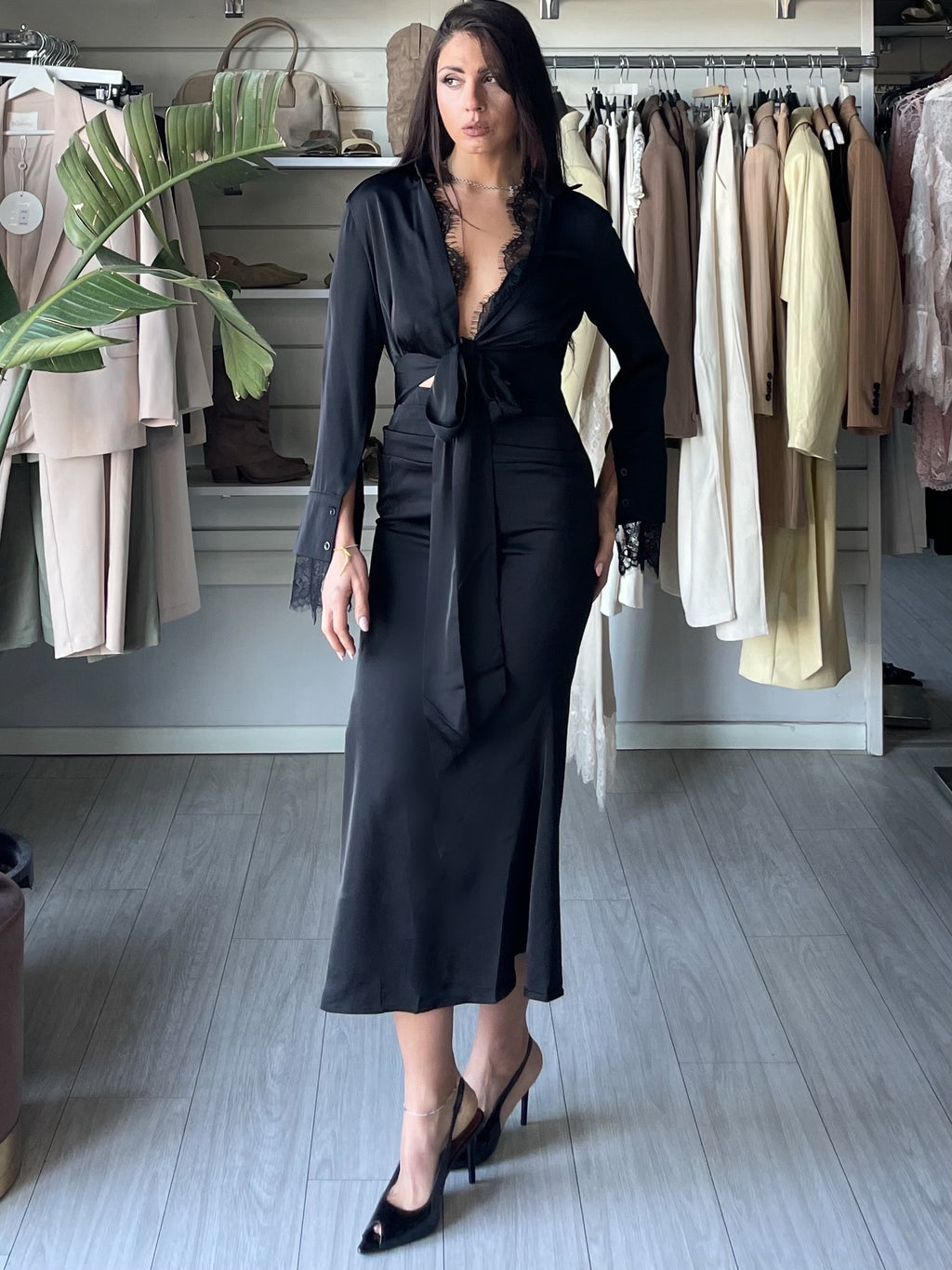Abito a tubino in raso con cut-out nero