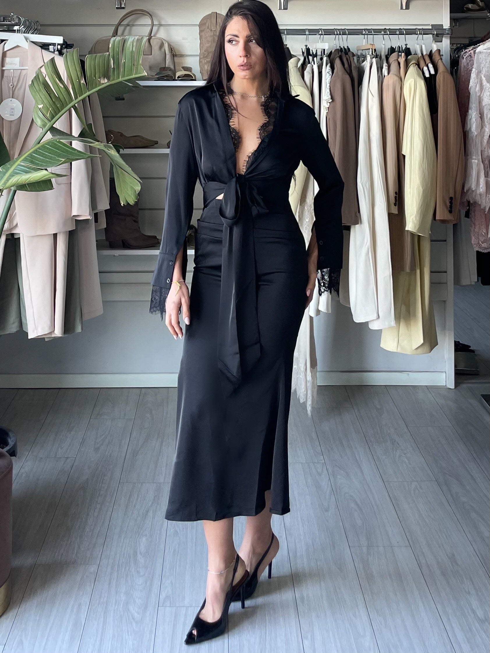 Abito a tubino in raso con cut-out nero