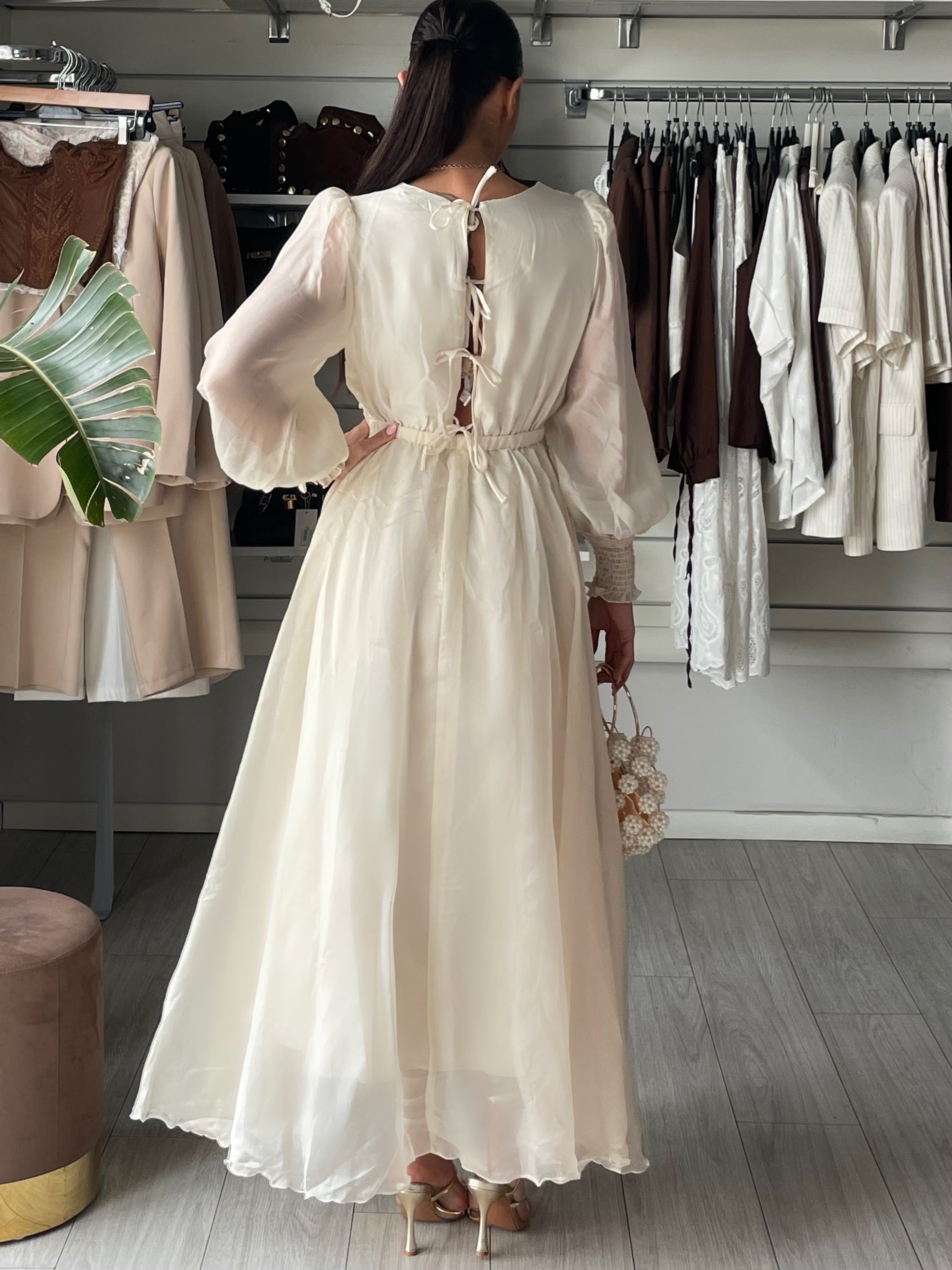 Abito in chiffon avorio con fiori in 3d