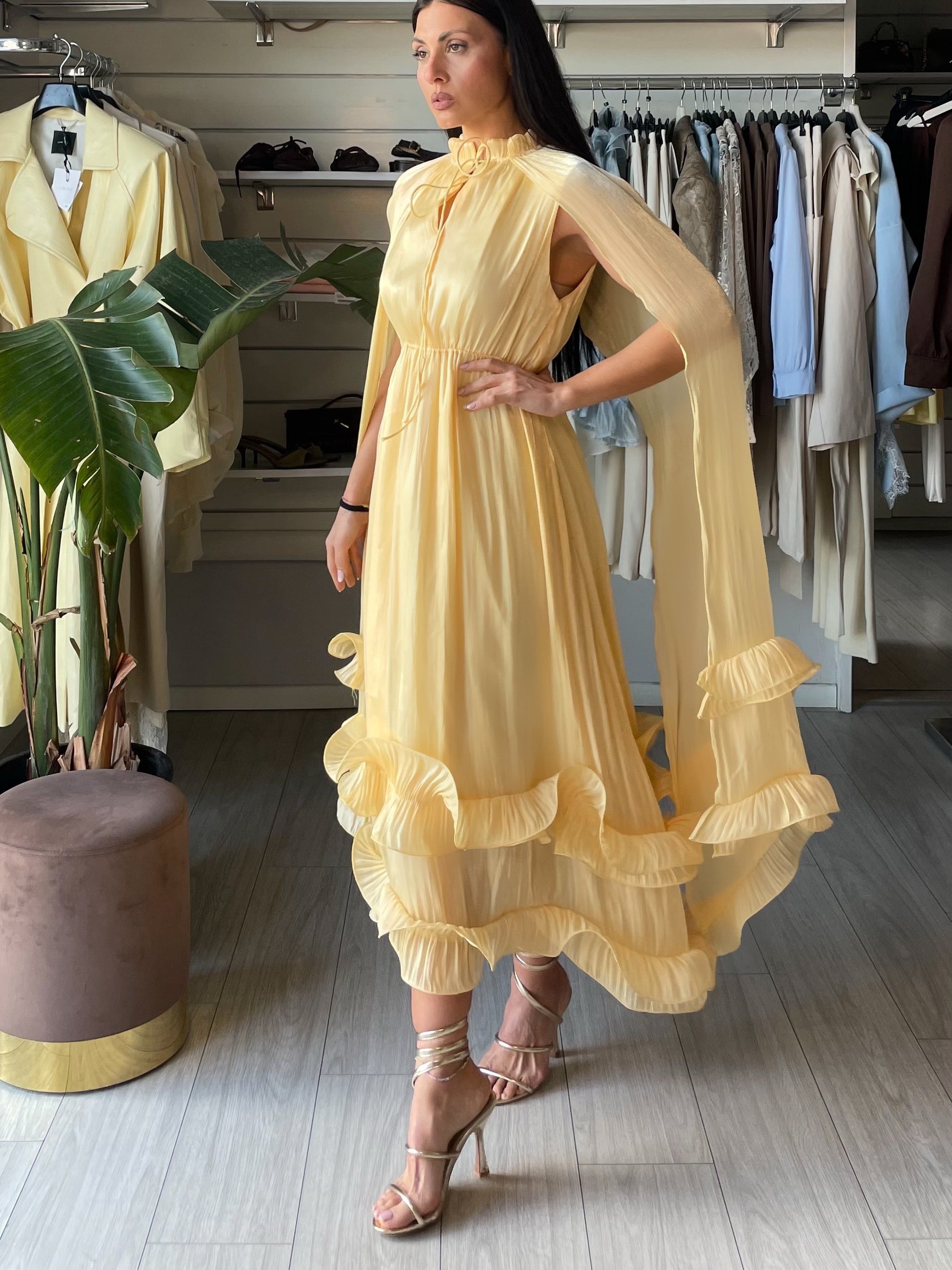 Abito Athena con volants e maniche a mantella giallo