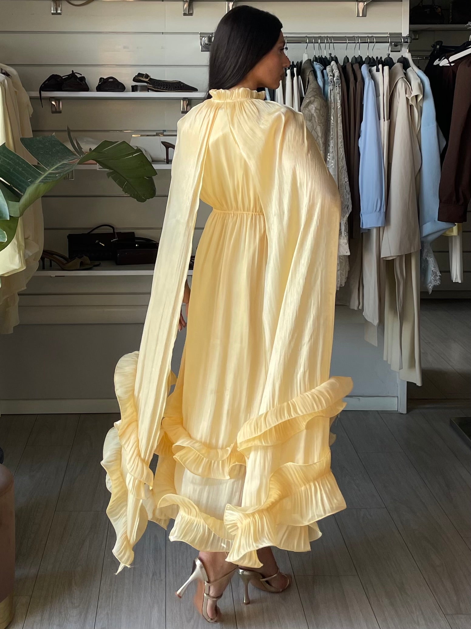 Abito Athena con volants e maniche a mantella giallo