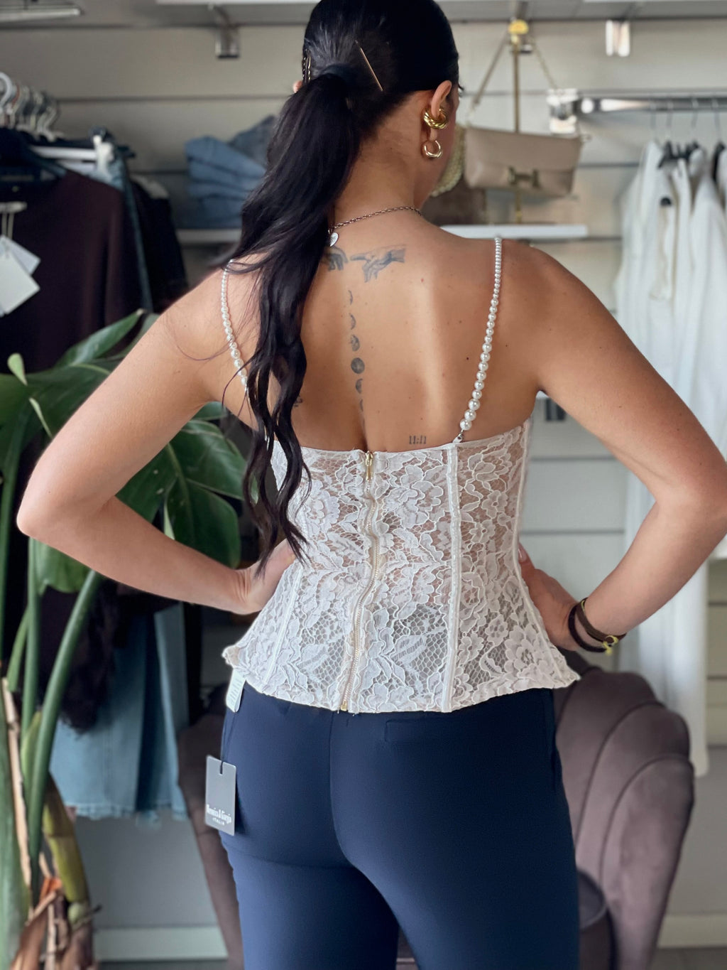 Corsetto in pizzo floreale bianco con perle