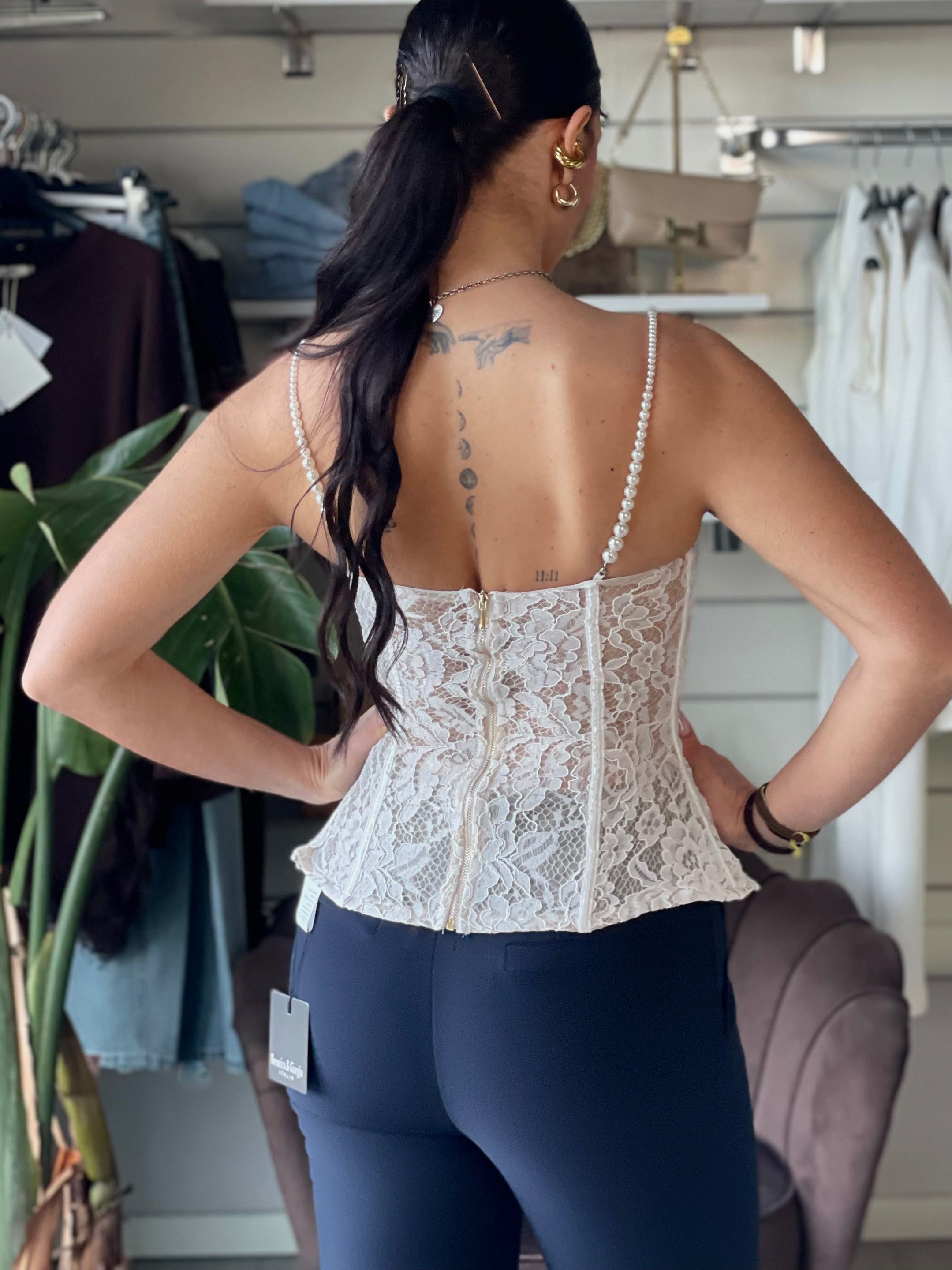 Corsetto in pizzo floreale bianco con perle