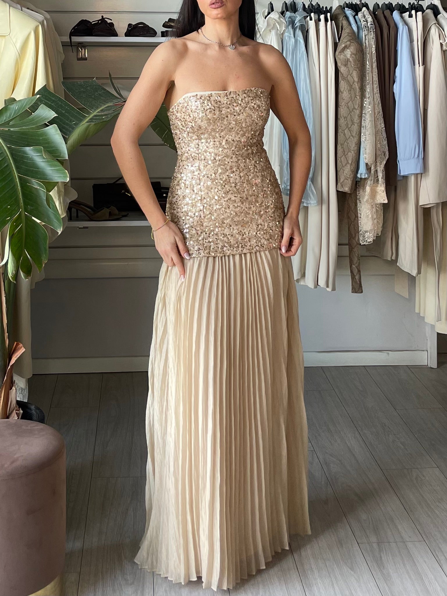 Abito Reina plissé con cristalli oro