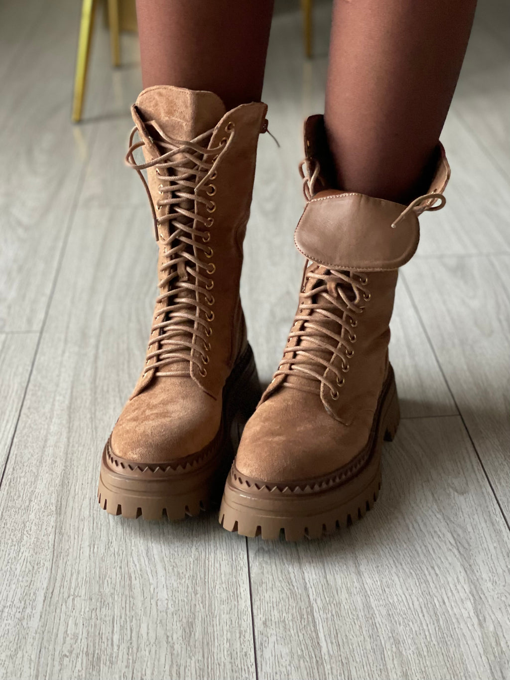 STIVALE STRINGATO SUEDE CAMEL