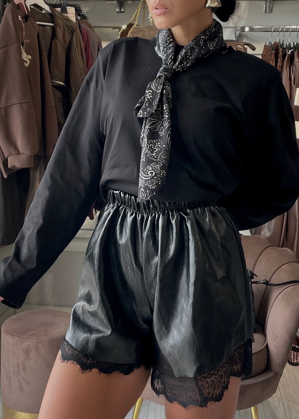 SHORTS IN ECOPPELLE CON DETTAGLIO IN PIZZO