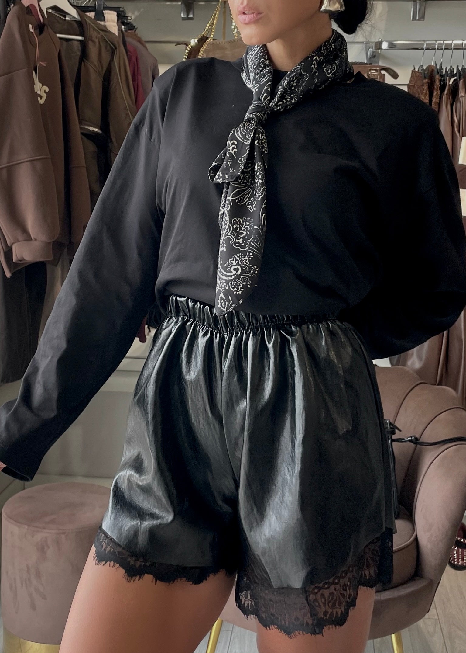 SHORTS IN ECOPPELLE CON DETTAGLIO IN PIZZO