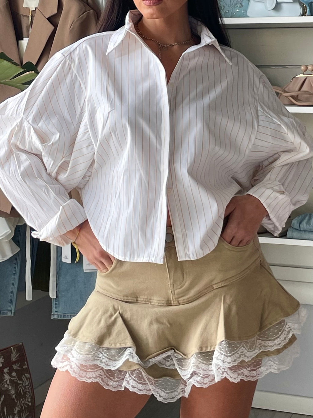 Camicia cropped bianca a righe beige