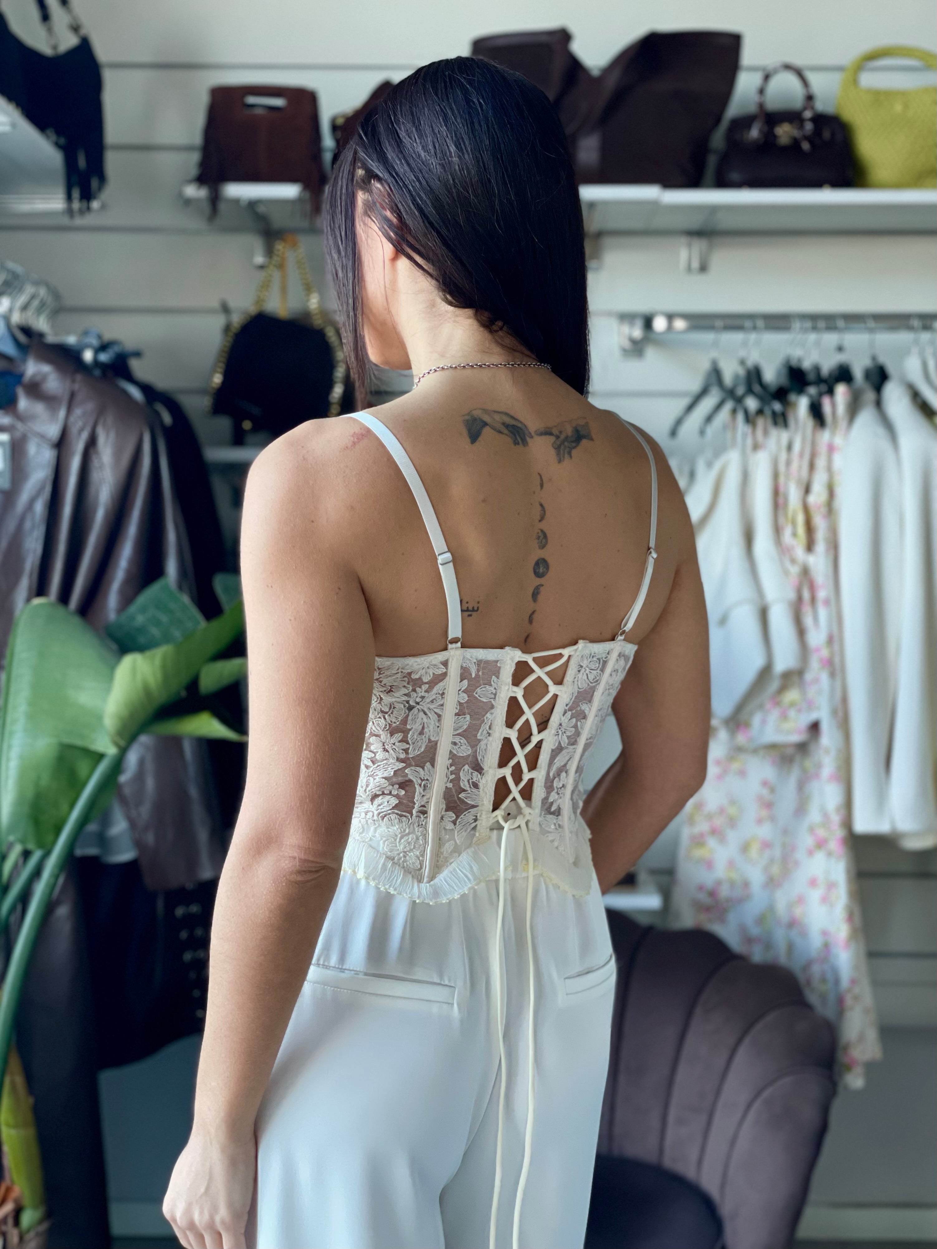 Corsetto con ricami e stringhe burro