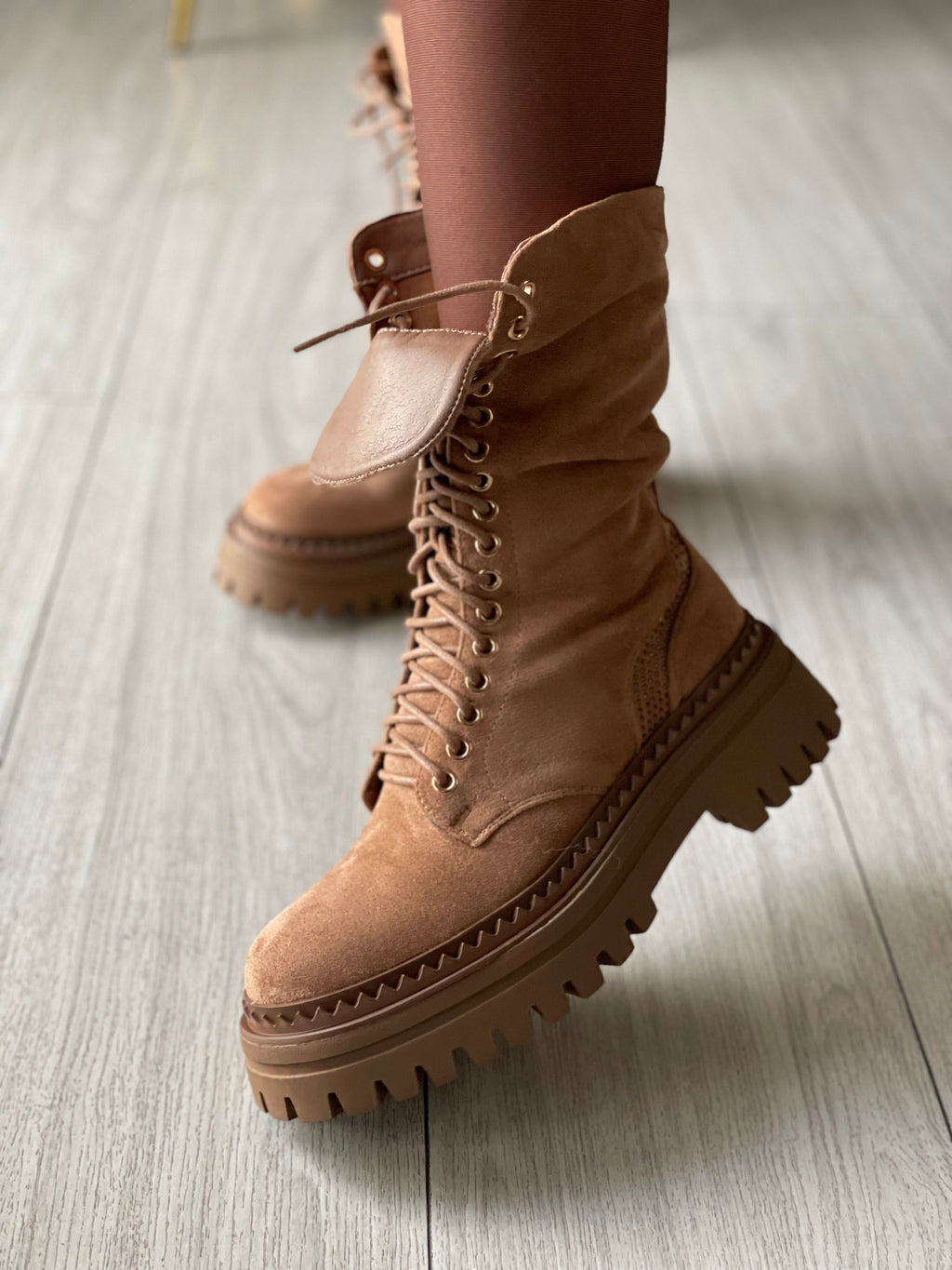 STIVALE STRINGATO SUEDE CAMEL