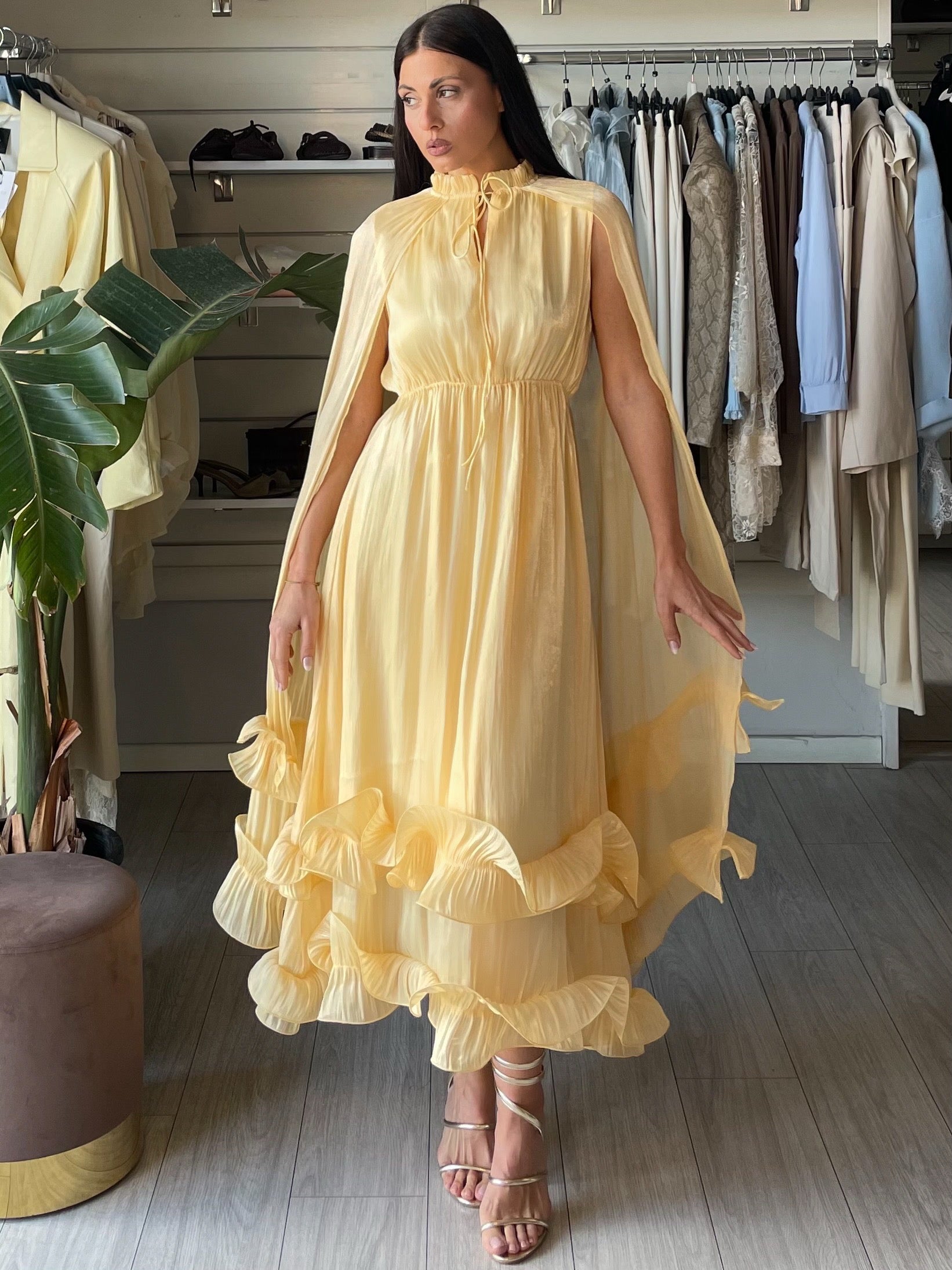 Abito Athena con volants e maniche a mantella giallo