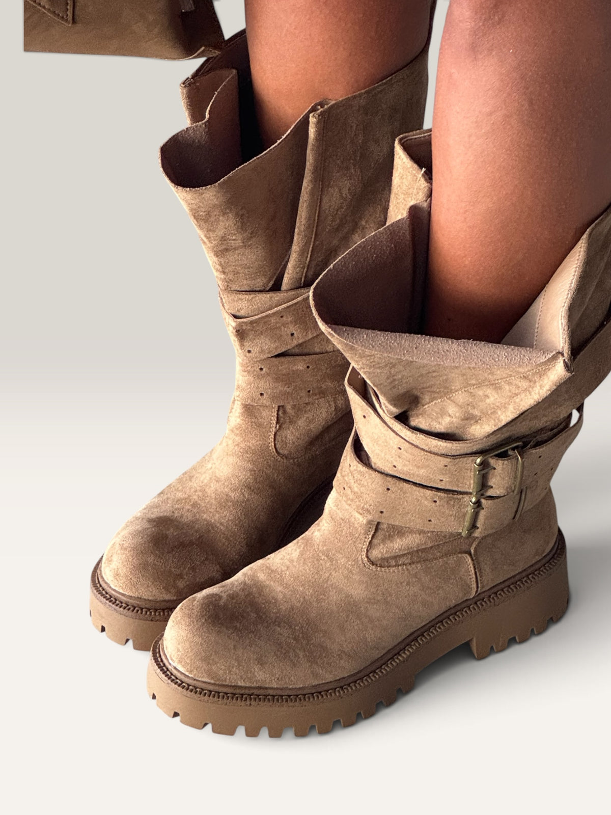 Stivale Urban in suede con fibbie