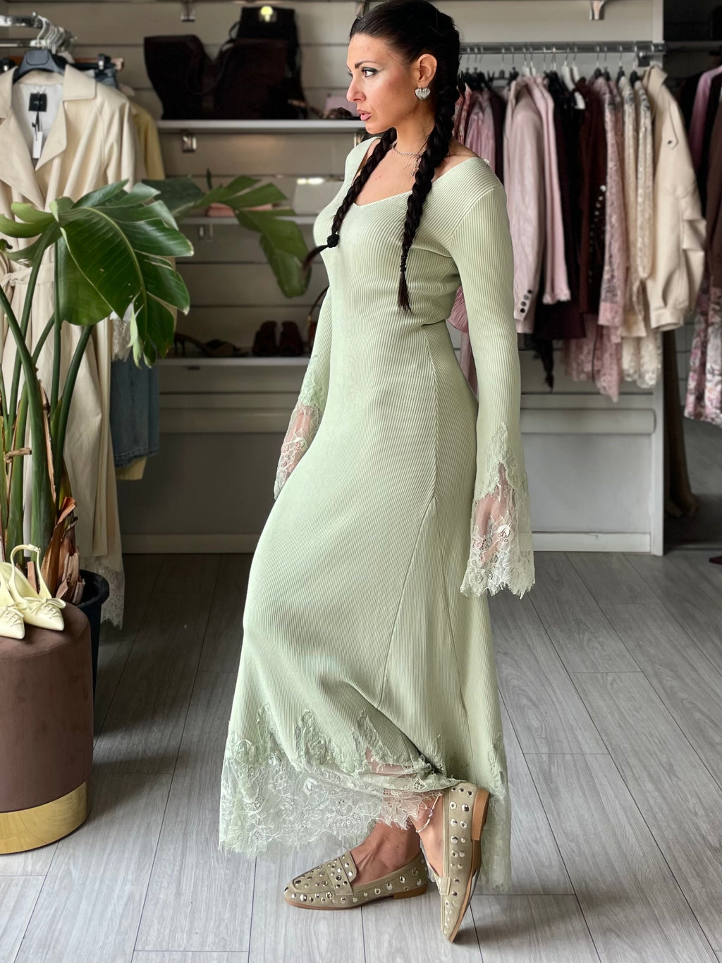 Dress soft touch con ricami in pizzo verde