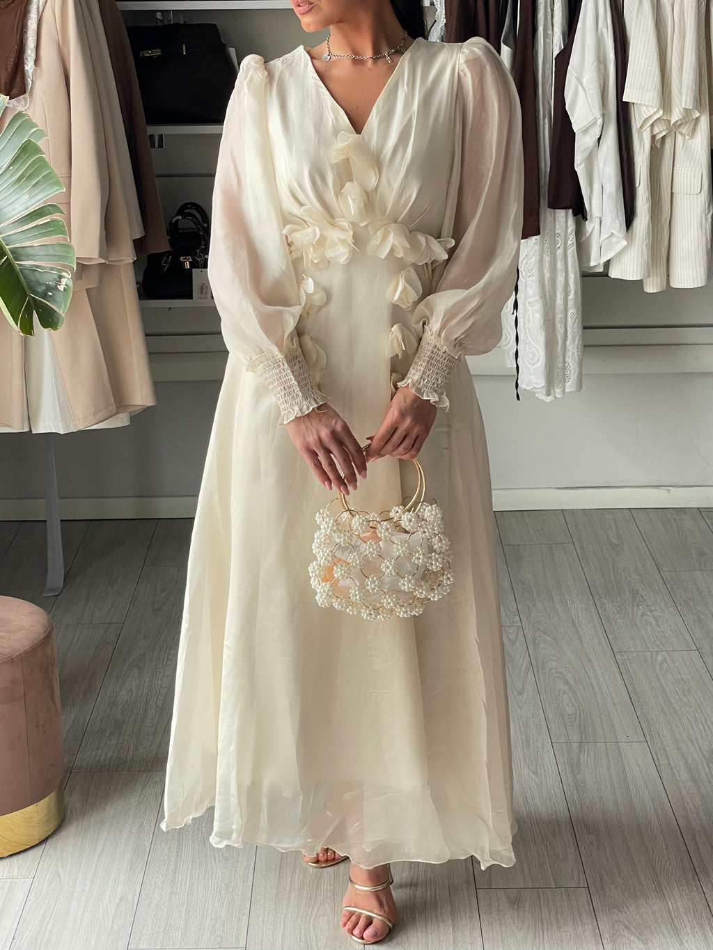 Abito in chiffon avorio con fiori in 3d
