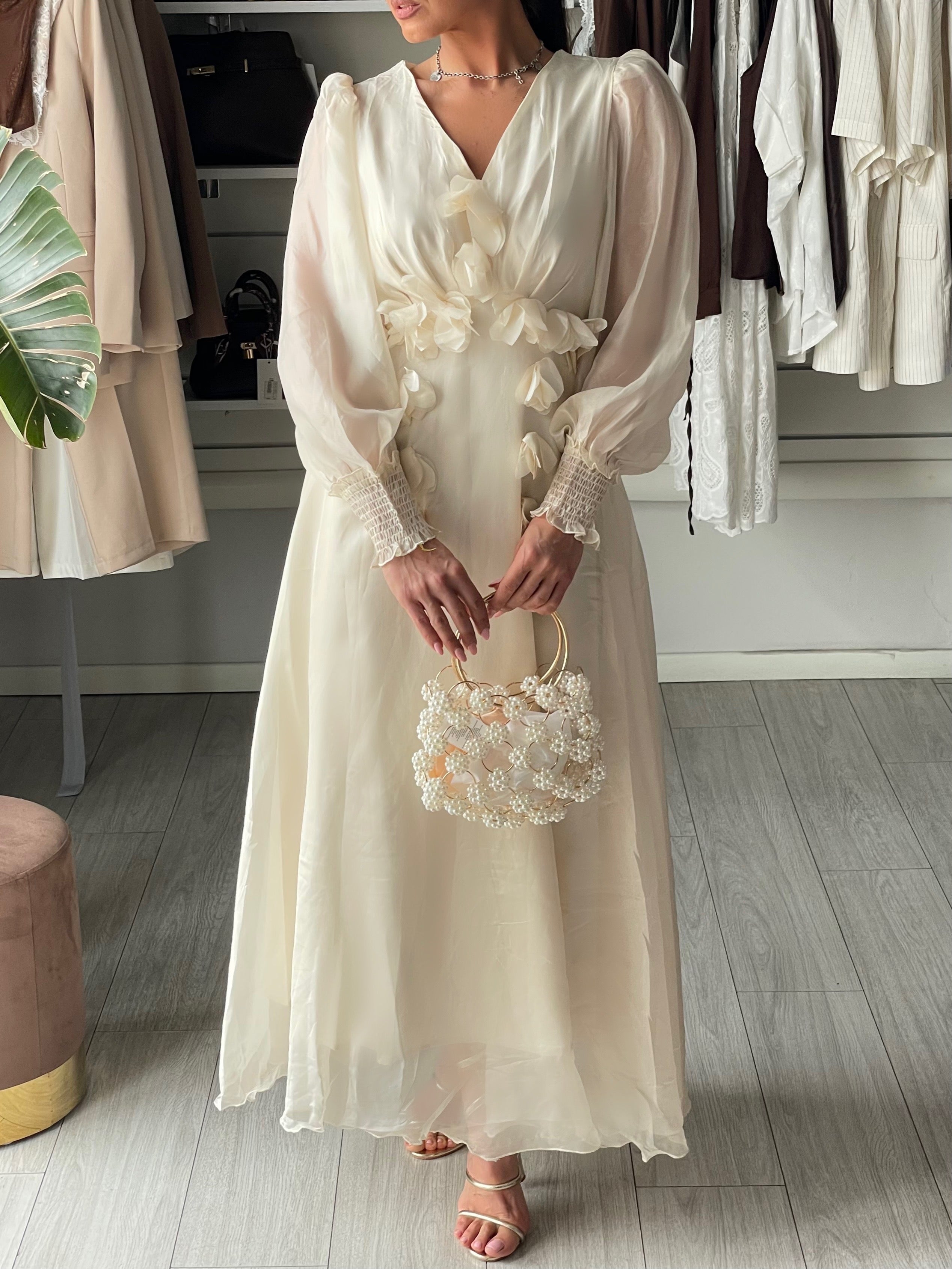 Abito in chiffon avorio con fiori in 3d