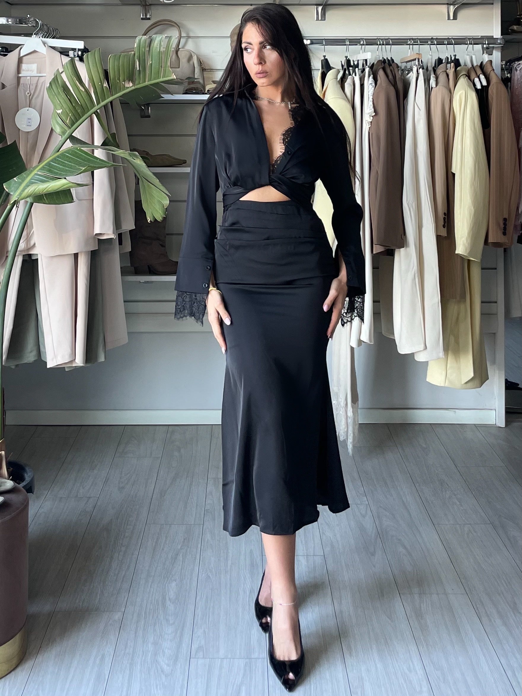 Abito a tubino in raso con cut-out nero