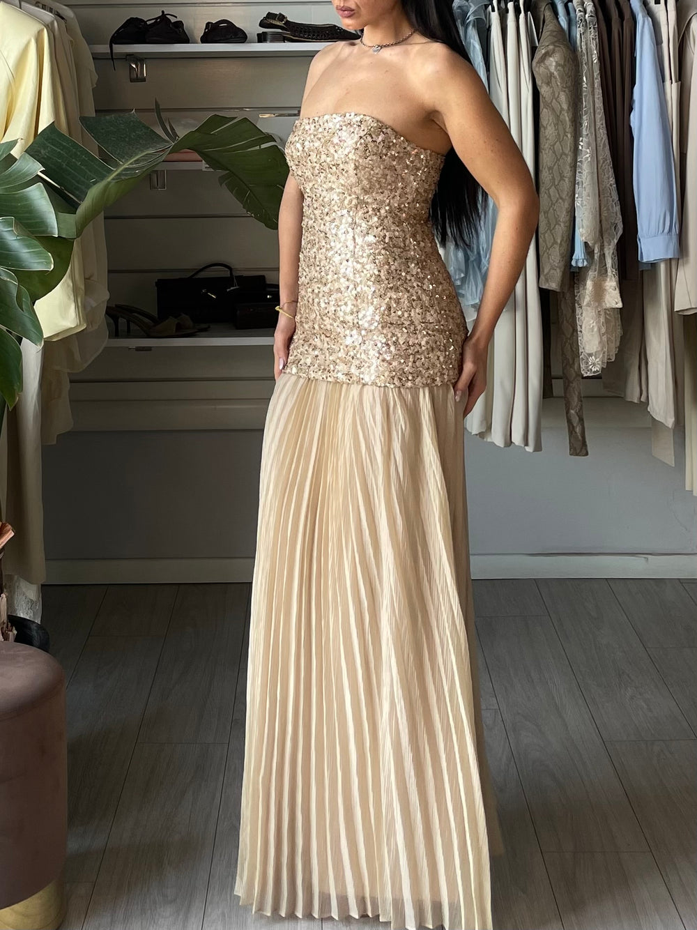 Abito Reina plissé con cristalli oro