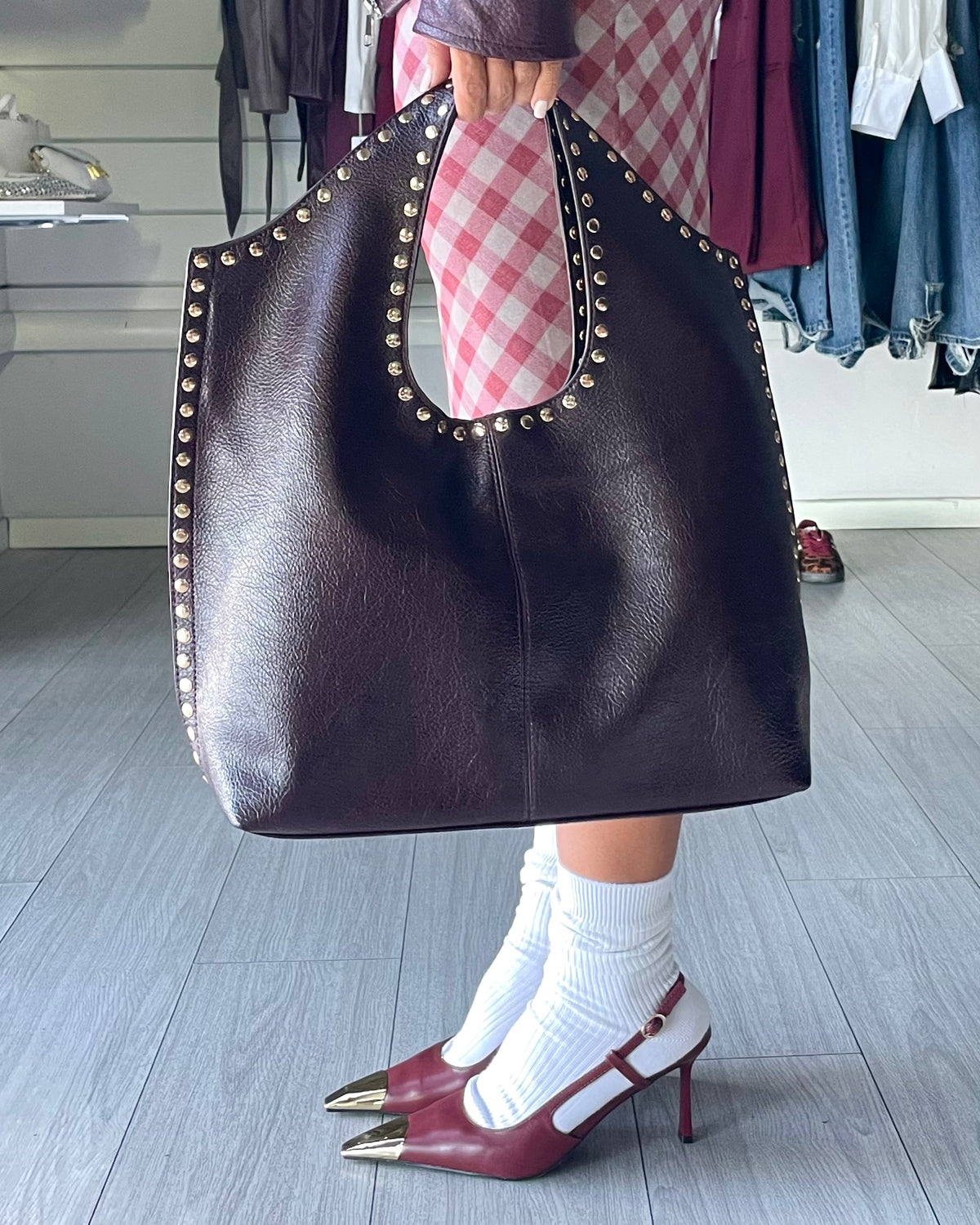 Borsa Hobo con borchie