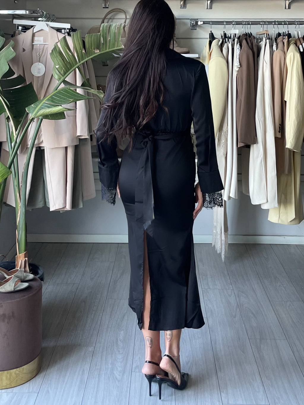 Abito a tubino in raso con cut-out nero