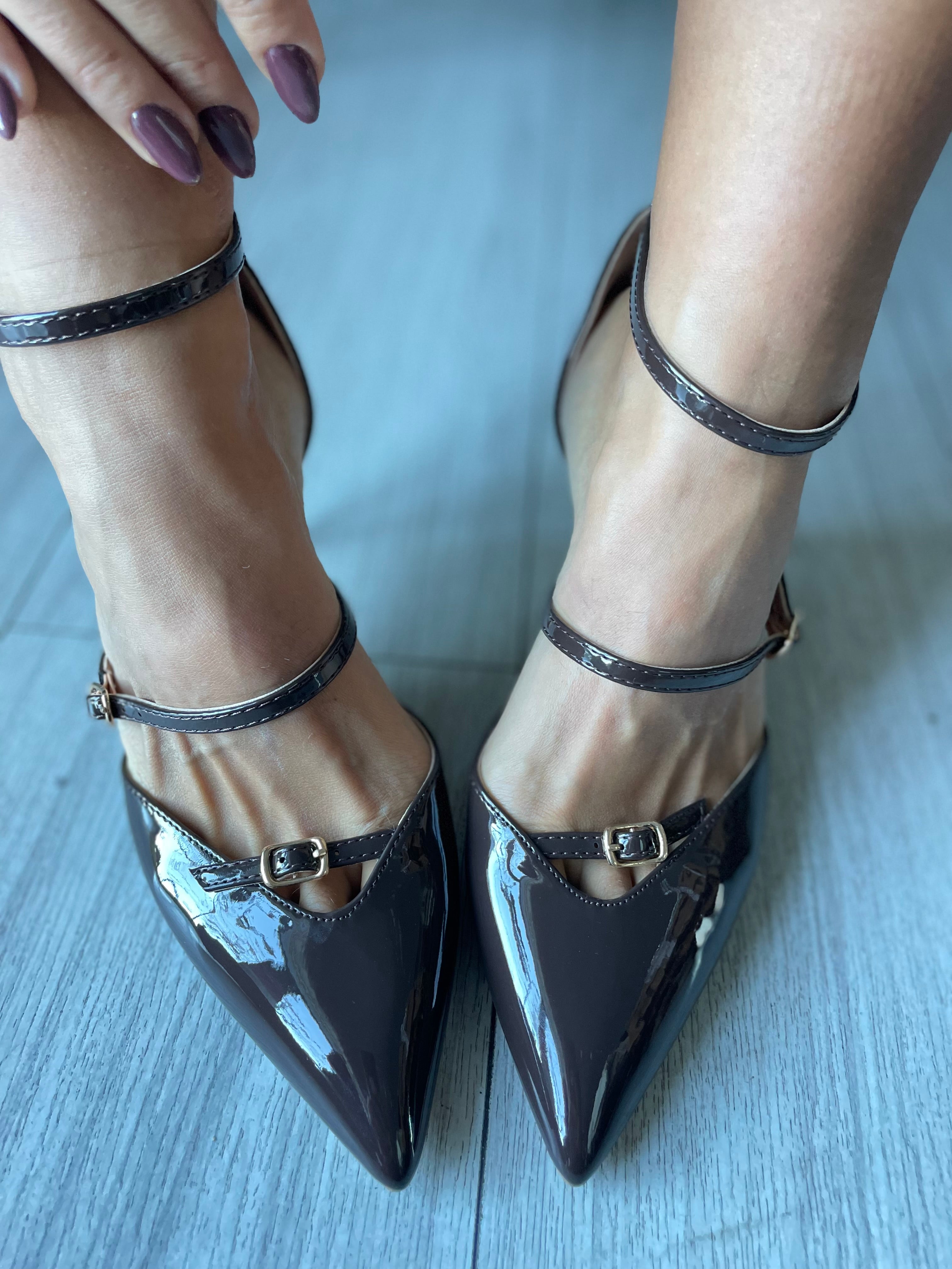 DÉCOLLETÉ CON FIBBIE BROWN