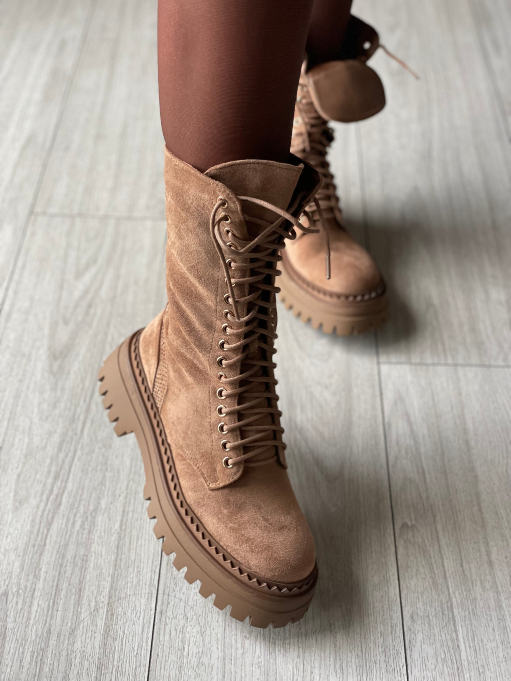 STIVALE STRINGATO SUEDE CAMEL