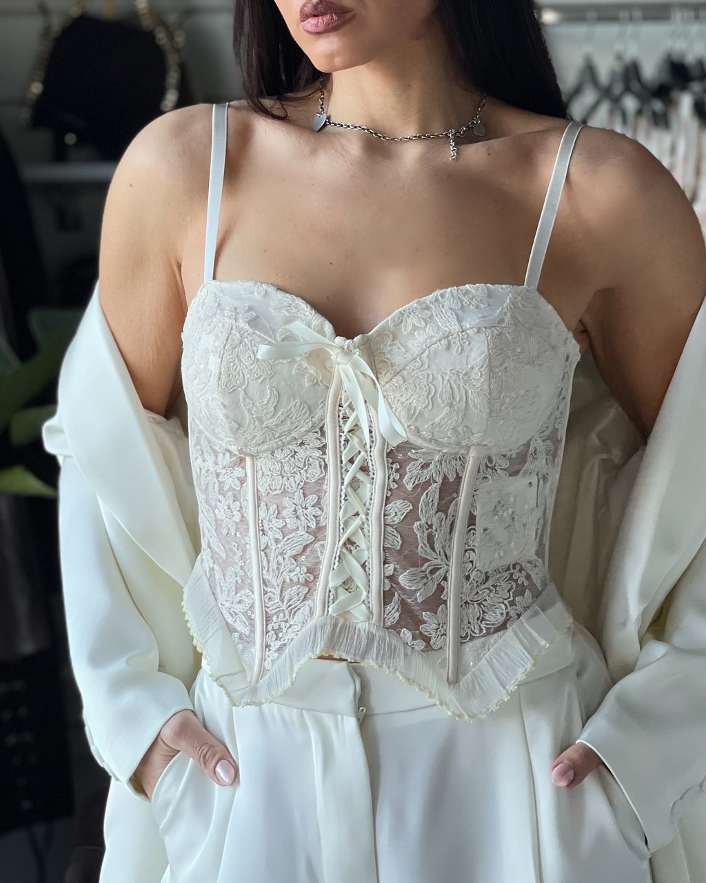 Corsetto con ricami e stringhe burro
