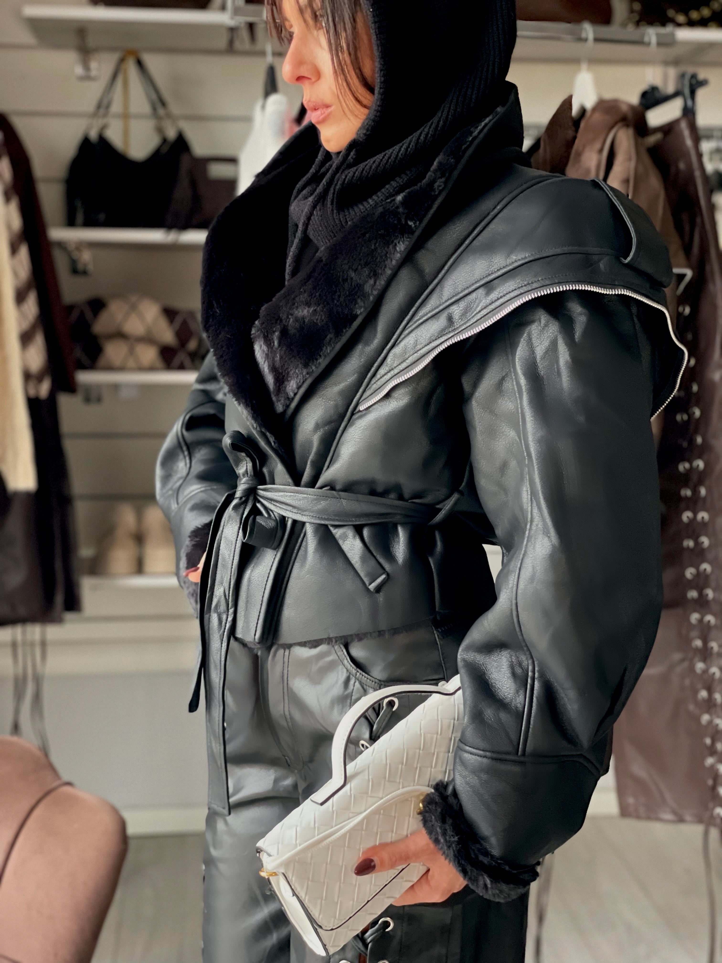 081 Biker Fur con cintura nero