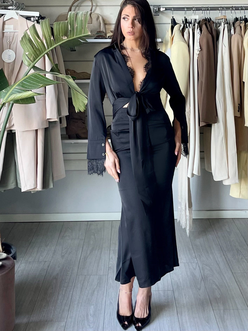 Abito a tubino in raso con cut-out nero