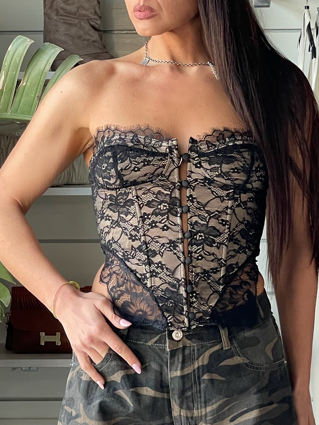 Corsetto in pizzo nero fondo beige